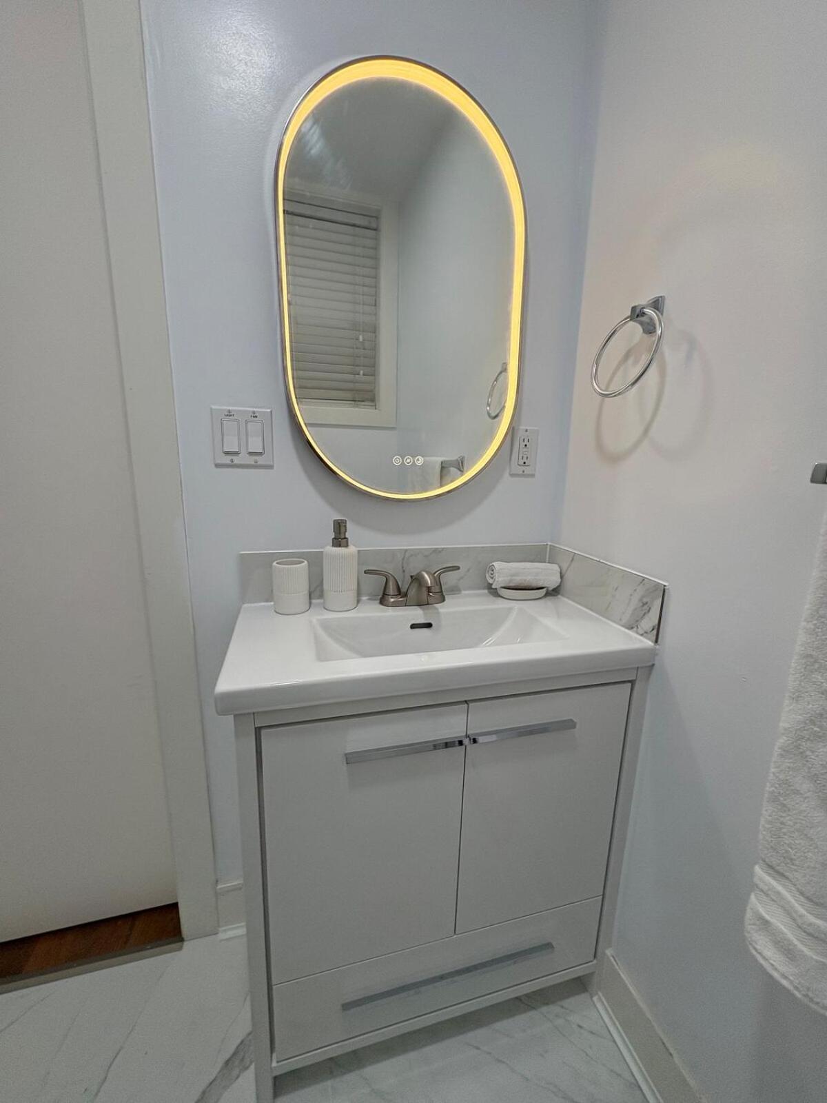 ויקטוריה Guest Room With Private Bath In Langford מראה חיצוני תמונה
